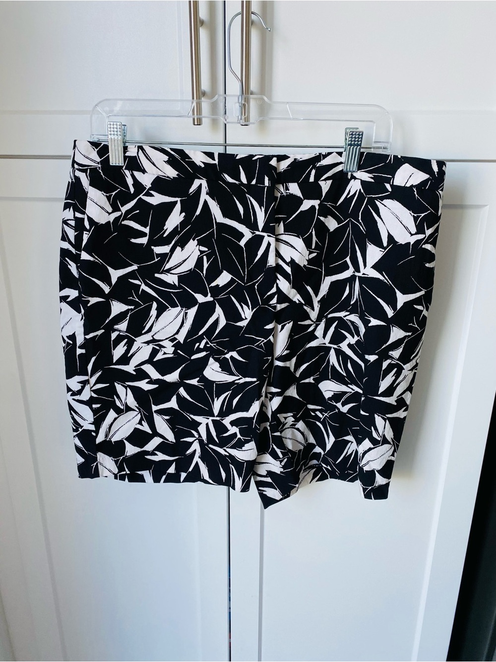 Mario Serrani womens mini skirt size 12 floral black and white